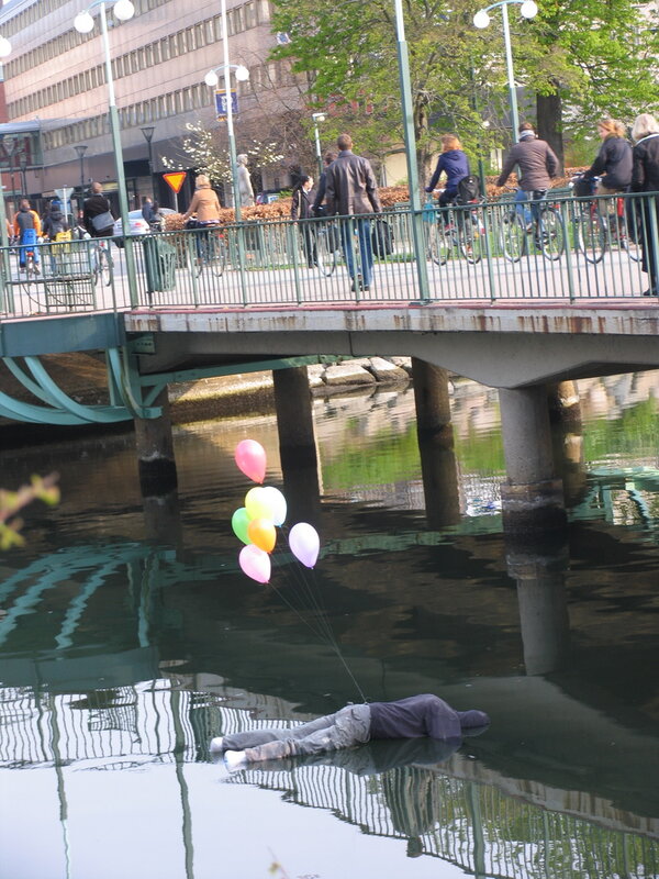 Under the Rainbow, canal figure